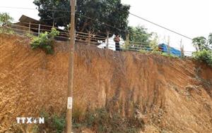 Đồng Nai: Nhà dân nằm cheo leo 12m trên mép vực sau khi hạ cốt nền thi công