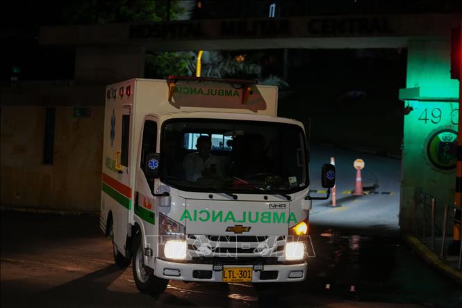 Xe cứu thương chuyển nạn nhân bị thương trong vụ rơi máy bay quân sự tới bệnh viện ở Bogota, Colombia, ngày 23/3/2026. Ảnh: THX/TTXVN