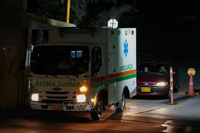 Xe cứu thương chuyển nạn nhân bị thương trong vụ rơi máy bay quân sự tới bệnh viện ở Bogota, Colombia, ngày 23/3/2026. Ảnh: THX/TTXVN