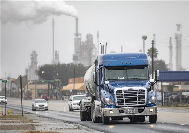 (Tư liệu) Xe chở dầu trên đường cao tốc ở Three Rivers, Texas, Mỹ. Ảnh: THX/TTXVN