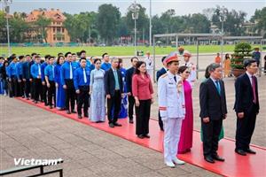 Đoàn thanh niên Chính phủ vào viếng Lăng Chủ tịch Hồ Chí Minh