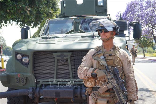 (Tư liệu) Binh sĩ Mỹ gác tại Los Angeles, California, Mỹ. Ảnh: THX/TTXVN