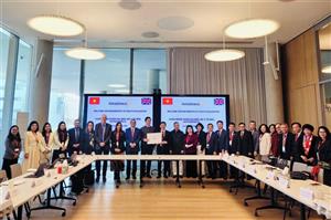 Đoàn Bộ Y tế Việt Nam thăm Trung tâm Nghiên cứu và Phát triển của AstraZeneca tại Cambridge