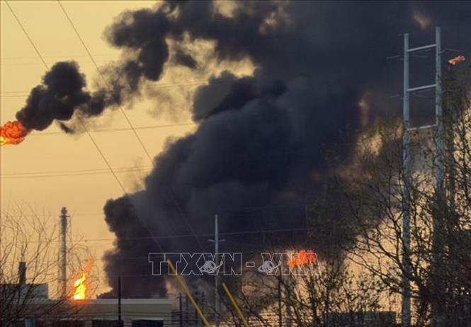Khói lửa bốc lên tại hiện trường vụ nổ nhà máy lọc dầu của Tập đoàn Valero ở thành phố Port Arthur, bang Texas (Mỹ). Ảnh: 12newsnow.com/TTXVN