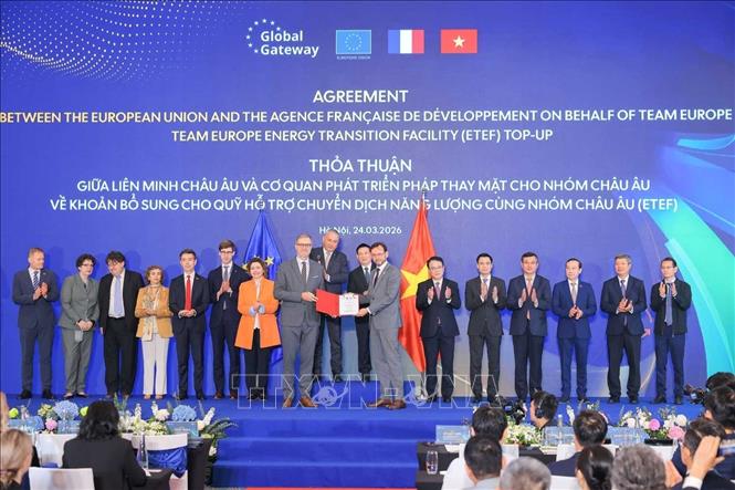 Phó Thủ tướng Hồ Đức Phớc và Cao ủy châu Âu phụ trách Quan hệ Đối tác Quốc tế Jozef Síkela chứng kiến Lễ trao thoả thuận giữa EU và Cơ quan phát triển Pháp (AFD) thay mặt cho Nhóm châu Âu về khoản bổ sung cho quỹ hỗ trợ chuyển dịch năng lượng cùng nhóm châu Âu (ETEF). Ảnh: Hoàng Hiếu - TTXVN