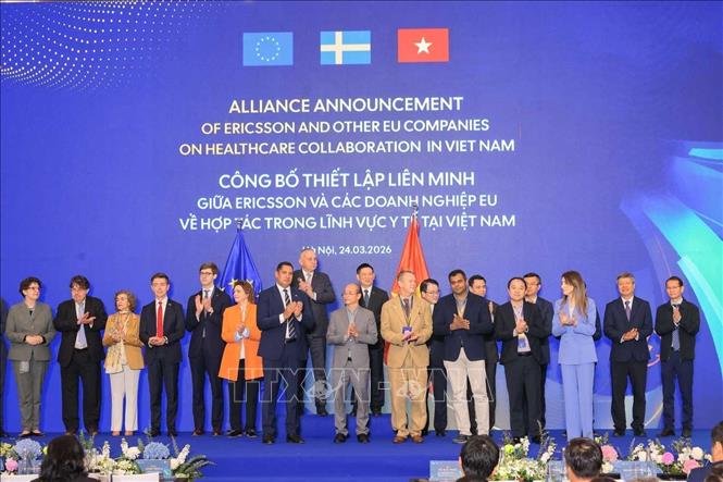 Phó Thủ tướng Hồ Đức Phớc và Cao ủy châu Âu phụ trách Quan hệ Đối tác Quốc tế Jozef Síkela chứng kiến Lễ công bố thiết lập liên minh giữa ERICSSON và các doanh nghiệp EU về hợp tác trong lĩnh vực y tế tại Việt Nam. Ảnh: Hoàng Hiếu - TTXVN