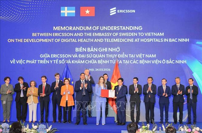 Phó Thủ tướng Hồ Đức Phớc và Cao ủy châu Âu phụ trách Quan hệ Đối tác Quốc tế Jozef Síkela chứng kiến Lễ trao Biên bản ghi nhớ giữa ERICSSON và Đại sứ quán Thuỵ Điển tại Việt Nam về việc phát triển Y tế số và Khám chữa bệnh từ xa tại các bệnh viện ở Bắc Ninh. Ảnh: Hoàng Hiếu - TTXVN