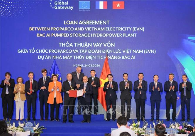 Phó Thủ tướng Hồ Đức Phớc và Cao ủy châu Âu phụ trách Quan hệ Đối tác Quốc tế Jozef Síkela chứng kiến Lễ trao thoả thuận vay vốn giữa Tổ chức Proparco và Tập đoàn Điện lực Việt Nam (EVN) - Dự án Nhà máy Thuỷ điện tích năng Bác Ái. Ảnh: Hoàng Hiếu - TTXVN