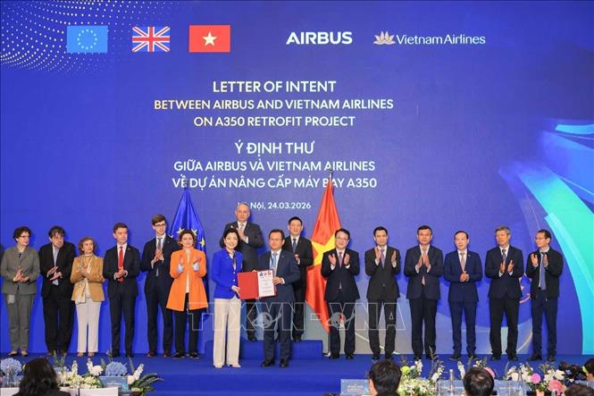 Phó Thủ tướng Hồ Đức Phớc và Cao ủy châu Âu phụ trách Quan hệ Đối tác Quốc tế Jozef Síkela chứng kiến Lễ trao Ý định thư giữa AIRBUS và Vietnam Airlines về dự án nâng cấp máy bay A350. Ảnh: Hoàng Hiếu - TTXVN