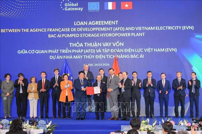 Phó Thủ tướng Hồ Đức Phớc và Cao ủy châu Âu phụ trách Quan hệ Đối tác Quốc tế Jozef Síkela chứng kiến Lễ trao thoả thuận vay vốn giữa Cơ quan Phát triển Pháp (AFD) và Tập đoàn Điện lực Việt Nam (EVN) - Dự án Nhà máy Thuỷ điện tích năng Bác Ái. Ảnh: Hoàng Hiếu - TTXVN