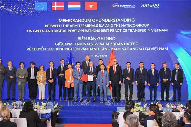 Phó Thủ tướng Hồ Đức Phớc và Cao ủy châu Âu phụ trách Quan hệ Đối tác Quốc tế Jozef Síkela chứng kiến Lễ trao Biên bản ghi nhớ giữa APM Terminals B.V. và Tập đoàn Hateco về chuyển giao kinh nghiệm và vận hành cảng xanh và cảng số tại Việt Nam. Ảnh: Hoàng Hiếu - TTXVN