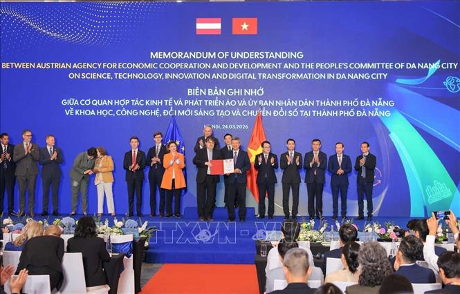 Phó Thủ tướng Hồ Đức Phớc và Cao ủy châu Âu phụ trách Quan hệ Đối tác Quốc tế Jozef Síkela chứng kiến Lễ trao Biên bản ghi nhớ giữa Cơ quan hợp tác kinh tế và phát triển Áo và UBND thành phố Đà Nẵng về khoa học, công nghệ, đổi mới sáng tạo và chuyển đổi số tại thành phố Đà Nẵng. Ảnh: Hoàng Hiếu - TTXVN