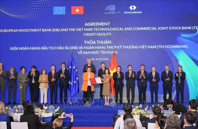 Phó Thủ tướng Hồ Đức Phớc và Cao ủy châu Âu phụ trách Quan hệ Đối tác Quốc tế Jozef Síkela chứng kiến Lễ trao thoả thuận giữa Ngân hàng Đầu tư châu Âu (EIB) và Ngân hàng Kỹ thương Việt Nam về hạn mức tín dụng. Ảnh: Hoàng Hiếu - TTXVN