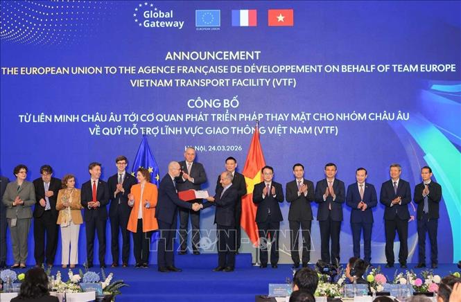 Phó Thủ tướng Hồ Đức Phớc và Cao ủy châu Âu phụ trách Quan hệ Đối tác Quốc tế Jozef Síkela chứng kiến Công bố từ Liên minh châu Âu tới Cơ quan Phát triển Pháp (AFD) thay mặt cho Nhóm châu Âu về Quỹ hỗ trợ lĩnh vực giao thông Việt Nam (VTF). Ảnh: Hoàng Hiếu - TTXVN