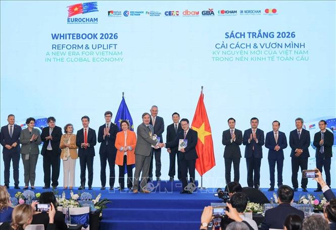 Phó Thủ tướng Hồ Đức Phớc và Cao ủy châu Âu phụ trách Quan hệ Đối tác Quốc tế Jozef Síkela chứng kiến Lễ ra mắt Sách Trắng Eurocham. Ảnh: Hoàng Hiếu - TTXVN