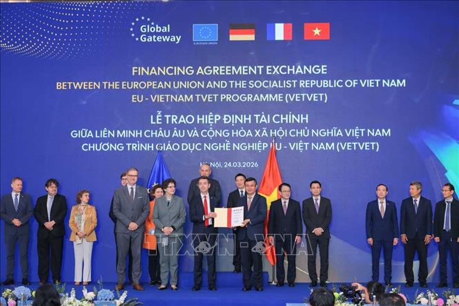 Phó Thủ tướng Hồ Đức Phớc và Cao ủy châu Âu phụ trách Quan hệ Đối tác Quốc tế Jozef Síkela chứng kiến Lễ trao Hiệp định tài chính giữa Liên minh châu Âu và Việt Nam - Chương trình giáo dục nghề nghiệp EU - Vietnam (VETVET). Ảnh: Hoàng Hiếu - TTXVN