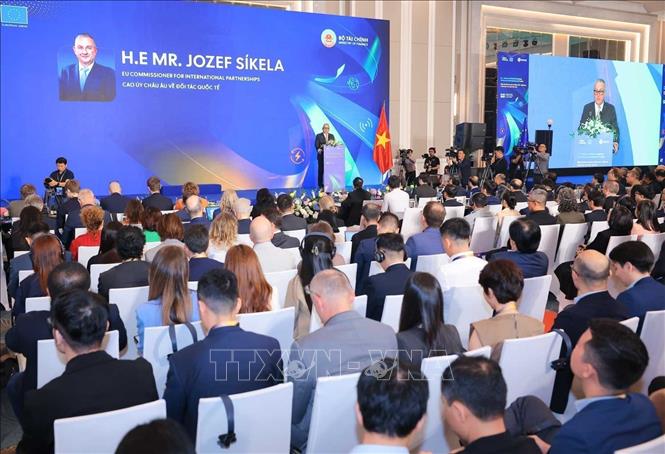 Cao ủy châu Âu phụ trách Quan hệ Đối tác Quốc tế, ông Jozef Síkela phát biểu. Ảnh: Hoàng Hiếu - TTXVN