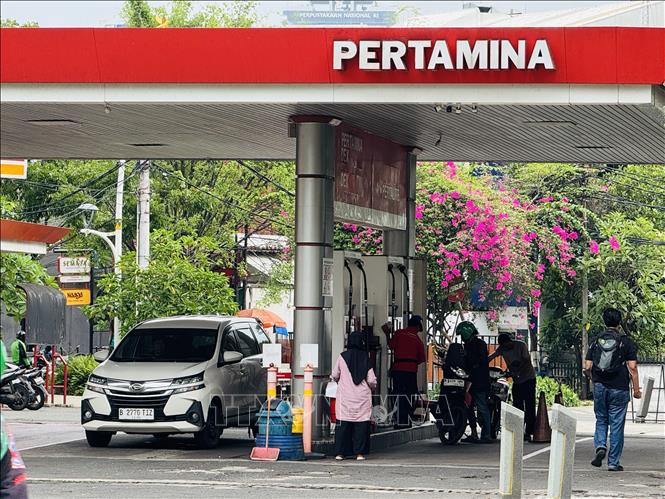 Tại các trạm xăng ở Indonesia, người dẫn vẫn xếp hàng đổ xăng như bình thường, không xuất hiện tình trạng khan hiếm hay xếp hàng kéo dài. Ảnh: Minh Thái - Phóng viên TTXVN tại Indonesia. 