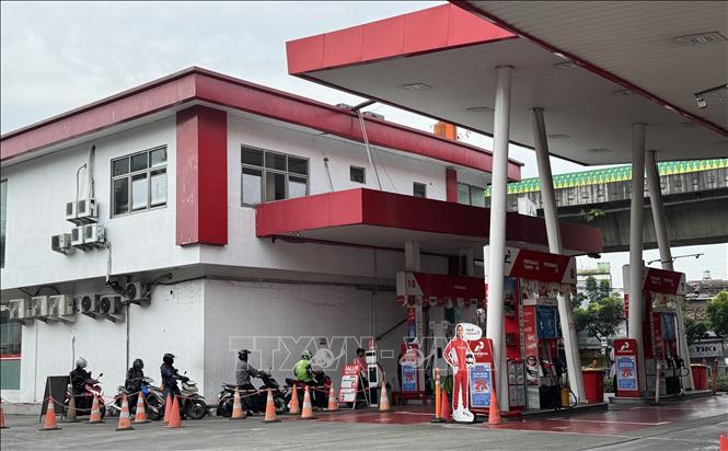 Tại các trạm xăng ở Indonesia, người dẫn vẫn xếp hàng đổ xăng như bình thường, không xuất hiện tình trạng khan hiếm hay xếp hàng kéo dài. Ảnh: Minh Thái - Phóng viên TTXVN tại Indonesia. 