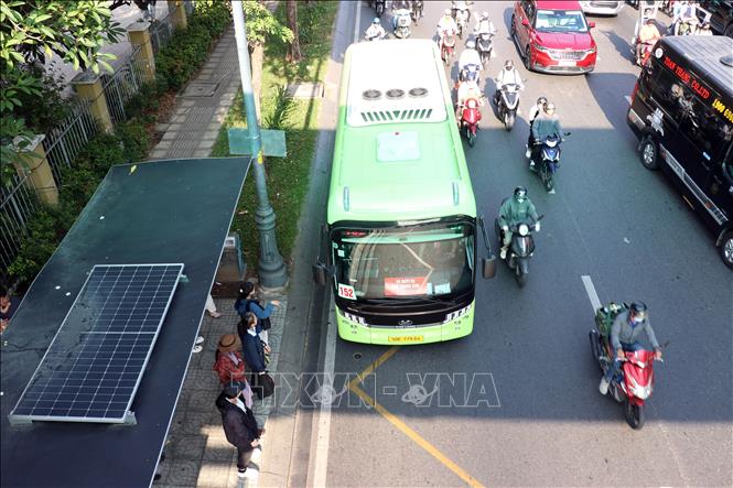 Người dân đón xe buýt trên đường Hoàng Văn Thụ. Ảnh: Tiến Lực - TTXVN