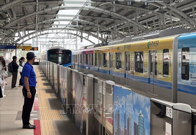 Hành khách chờ tàu metro Bến Thành - Suối Tiên. Ảnh: Thanh Vũ - TTXVN