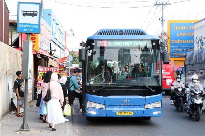 Hành khách lên xe buýt tại trạm Trường Đại học Lao động Xã hội trên đường Tô Ký. Ảnh: Tiến Lực - TTXVN