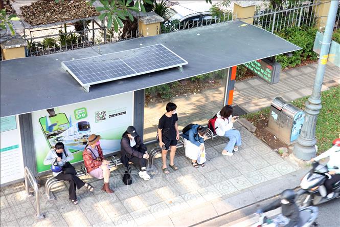 Hành khách chờ đón xe buýt trên đường Hoàng Văn Thụ sáng 24/3/2026. Ảnh: Tiến Lực - TTXVN