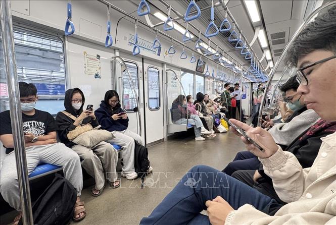 Metro Bến Thành - Suối Tiên luôn đông khách, ngay cả giờ thấp điểm. Ảnh: Thanh vũ - TTXVN