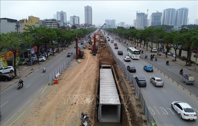 Không khí thi công khẩn trương hệ thống cống hộp ngầm kích thước 3x3m trên đường Võ Chí Công. Công trình sẽ được hoàn thành vào 30/4 tới đây. Ảnh: Quốc Khánh - TTXVN