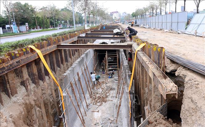 Các hạng mục chính của tuyến cống hộp nối từ khu vực đường Hoàng Minh Thảo đến đường Võ Chí Công ra sông Tô Lịch được đặt mục tiêu hoàn thành trước ngày 30/4. Ảnh: Quốc Khánh - TTXVN