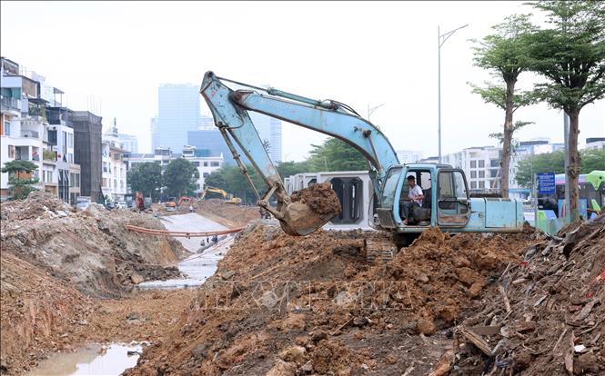 Các đơn vị thi công quyết tâm hoàn thành các công trình, dự án đúng tiến độ, góp phần nâng cao năng lực tiêu thoát nước của thành phố ngay trong mùa mưa năm 2026. Ảnh: Quốc Khánh - TTXVN
