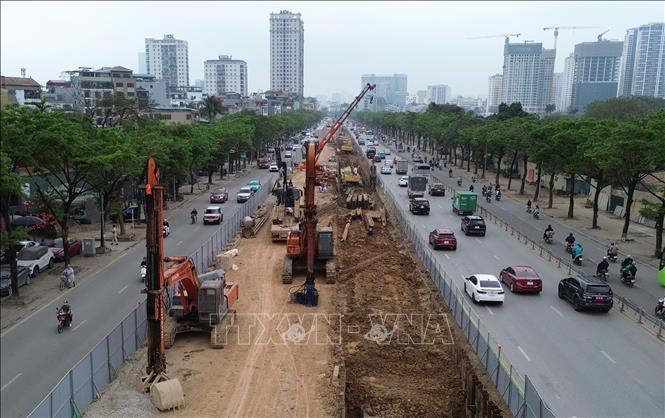 Thi công, lắp đặt tuyến cống hộp kích thước 3×3m dài khoảng 4km, chạy từ khu vực Phạm Văn Đồng – Hoàng Minh Thảo – Võ Chí Công – sông Tô Lịch. Ảnh: Quốc Khánh - TTXVN