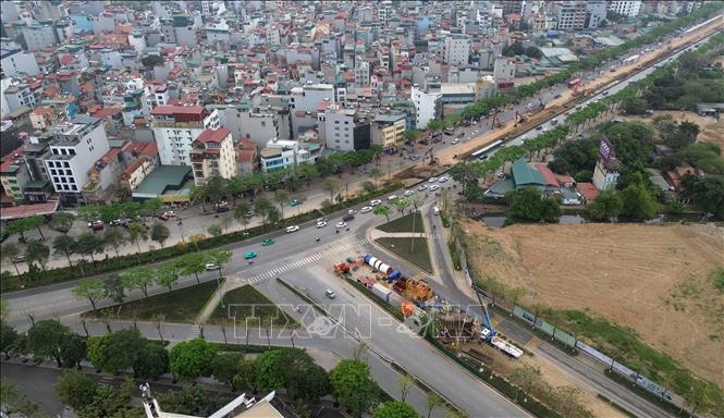 Thi công, lắp đặt tuyến cống hộp kích thước 3×3m dài khoảng 4km, chạy từ khu vực Phạm Văn Đồng – Hoàng Minh Thảo – Võ Chí Công – sông Tô Lịch. Ảnh: Quốc Khánh - TTXVN