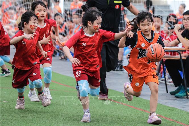 Pha tranh bóng quyết liệt giữa các vận động viên nhí trường Tiểu học Marie Curie II (phường Kiến Hưng, Hà Nội). Ảnh: Phạm Tuấn Anh - TTXVN