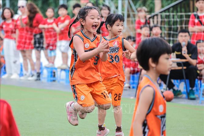 Vận động viên nhí ăn mừng khi đội mình giành được điểm quyết định trận đấu. Ảnh: Phạm Tuấn Anh - TTXVN