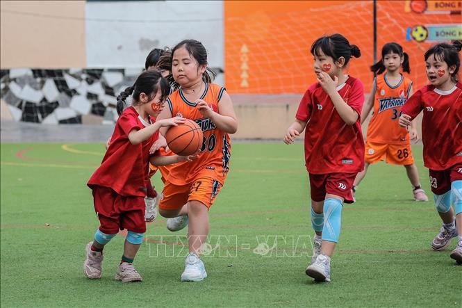 Pha tranh bóng quyết liệt giữa các vận động viên nhí trường Tiểu học Marie Curie II (phường Kiến Hưng, Hà Nội). Ảnh: Phạm Tuấn Anh - TTXVN