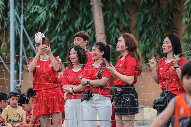 Các cổ động viên reo hò, cổ vũ nhiệt tình cho đội nhà, góp phần tạo nên không khí sôi động trên sân. Ảnh: Phạm Tuấn Anh - TTXVN