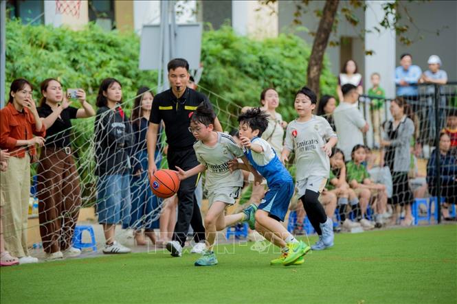 Pha tranh bóng quyết liệt giữa các vận động viên nhí trường Tiểu học Marie Curie II (phường Kiến Hưng, Hà Nội). Ảnh: Phạm Tuấn Anh - TTXVN
