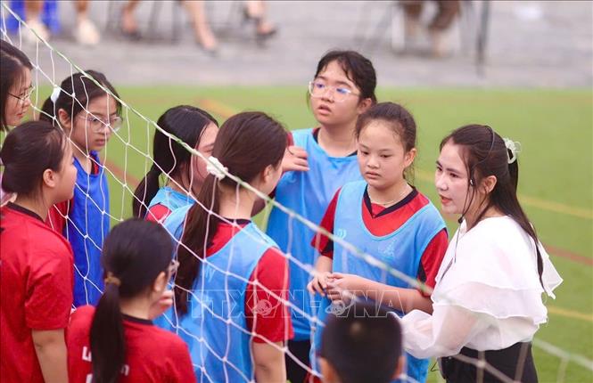 Huấn luyện viên bàn chiến thuật trước khi các vận động viên ra sân. Ảnh: Phương Anh/TTXVN phát