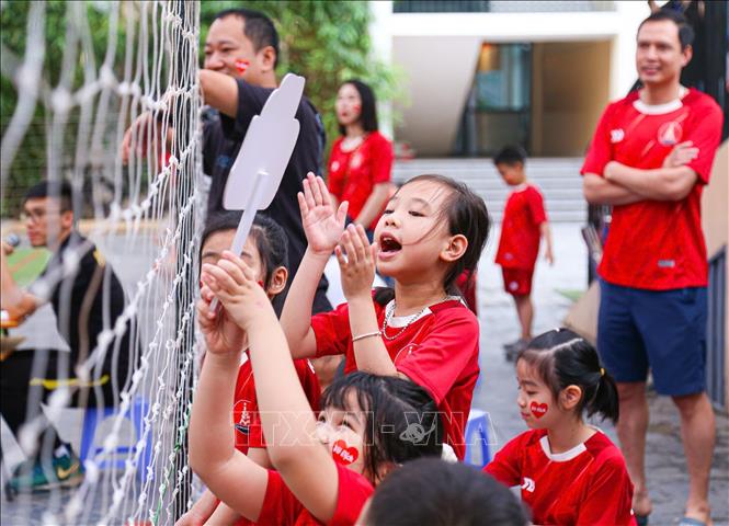 Phụ huynh và các bạn học sinh hào hứng cổ vũ cho đội thi đấu bóng rổ. Ảnh: Hà Anh/TTXVN phát