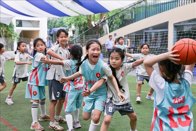 Trận đấu bóng rổ quyết liệt giữa các vận động viên của lớp 2M4 và lớp 2G3 tại trường Tiểu học Marie Curie II. Ảnh: Hà Anh/TTXVN phát