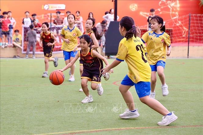 Pha tranh bóng quyết liệt giữa đội 4G3 (đen) và 4P3 (vàng), thể hiện sự nỗ lực và quyết tâm giành chiến thắng. Ảnh: Lan Anh/TTXVN phát