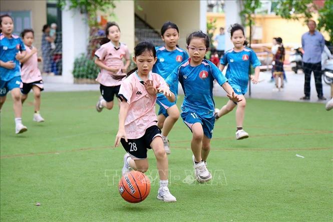 Trận đấu diễn ra sôi động với những pha dẫn bóng và tranh chấp quyết liệt giữa các cầu thủ nhí. Ảnh: Lan Anh/TTXVN phát