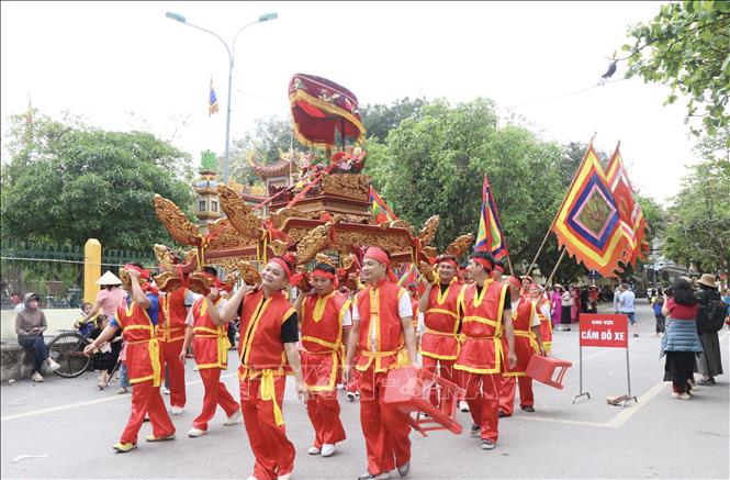 Đoàn rước với hàng trăm người tham gia rất nghiêm trang, đậm bản sắc dân tộc. Ảnh: Thanh Thương- TTXVN