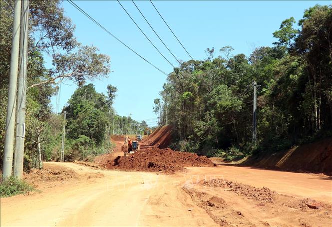 Các đơn vị thi công tăng cường người, phương tiện thi công ở các đoạn vừa mới bàn giao mặt bằng trong năm 2026 đoạn qua xã Măng Đen. Ảnh: Cao Nguyên-TTXVN
