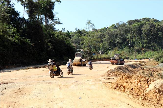 Các đơn vị thi công tăng cường người, phương tiện thi công ở các đoạn vừa mới bàn giao mặt bằng trong năm 2026 đoạn qua xã Măng Đen. Ảnh: Cao Nguyên-TTXVN
