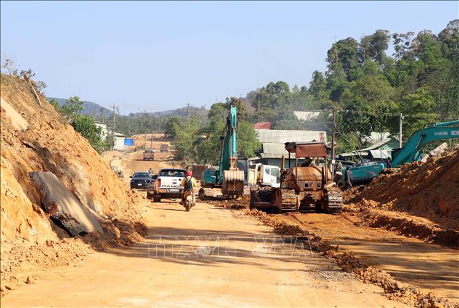Các đơn vị thi công tăng cường người, phương tiện thi công ở các đoạn vừa mới bàn giao mặt bằng trong năm 2026 đoạn qua xã Măng Đen. Ảnh: Cao Nguyên-TTXVN
