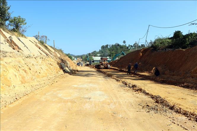 Các đơn vị thi công tăng cường người, phương tiện thi công ở các đoạn vừa mới bàn giao mặt bằng trong năm 2026 đoạn qua xã Măng Đen. Ảnh: Cao Nguyên-TTXVN
