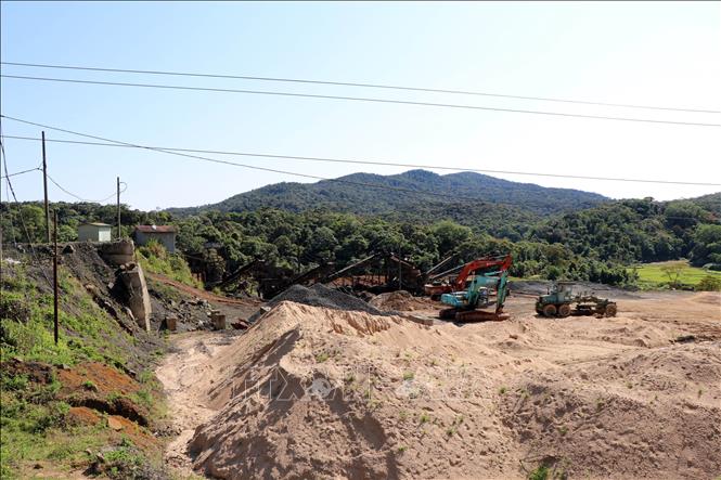 Trên Tỉnh lộ 676 có 2 mỏ đá nhưng đã bị thu hồi Giấy phép khai thác khoáng sản từ cuối năm 2024, đến nay chưa được cấp phép lại, gây ảnh hưởng lớn đến tiến độ thi công dự án. Ảnh: Cao Nguyên-TTXVN 
