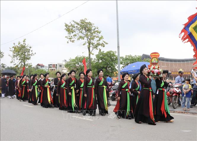 Đoàn rước với hàng trăm người tham gia rất nghiêm trang, đậm bản sắc dân tộc. Ảnh: Thanh Thương- TTXVN